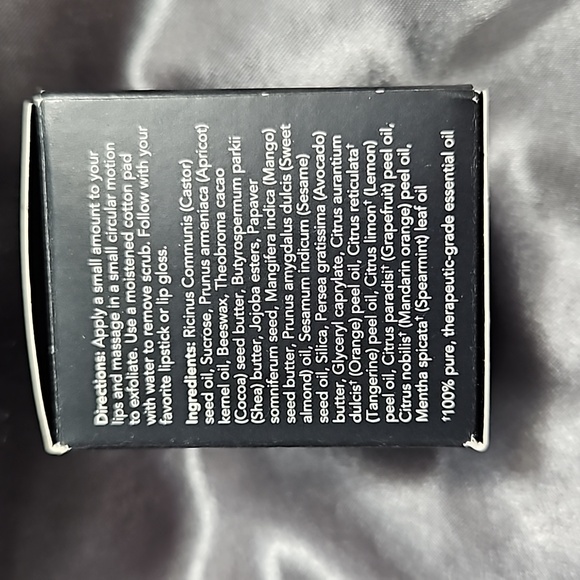 Savvy Minerals Poppy Seed Lip Scrub - Picture 2 of 3